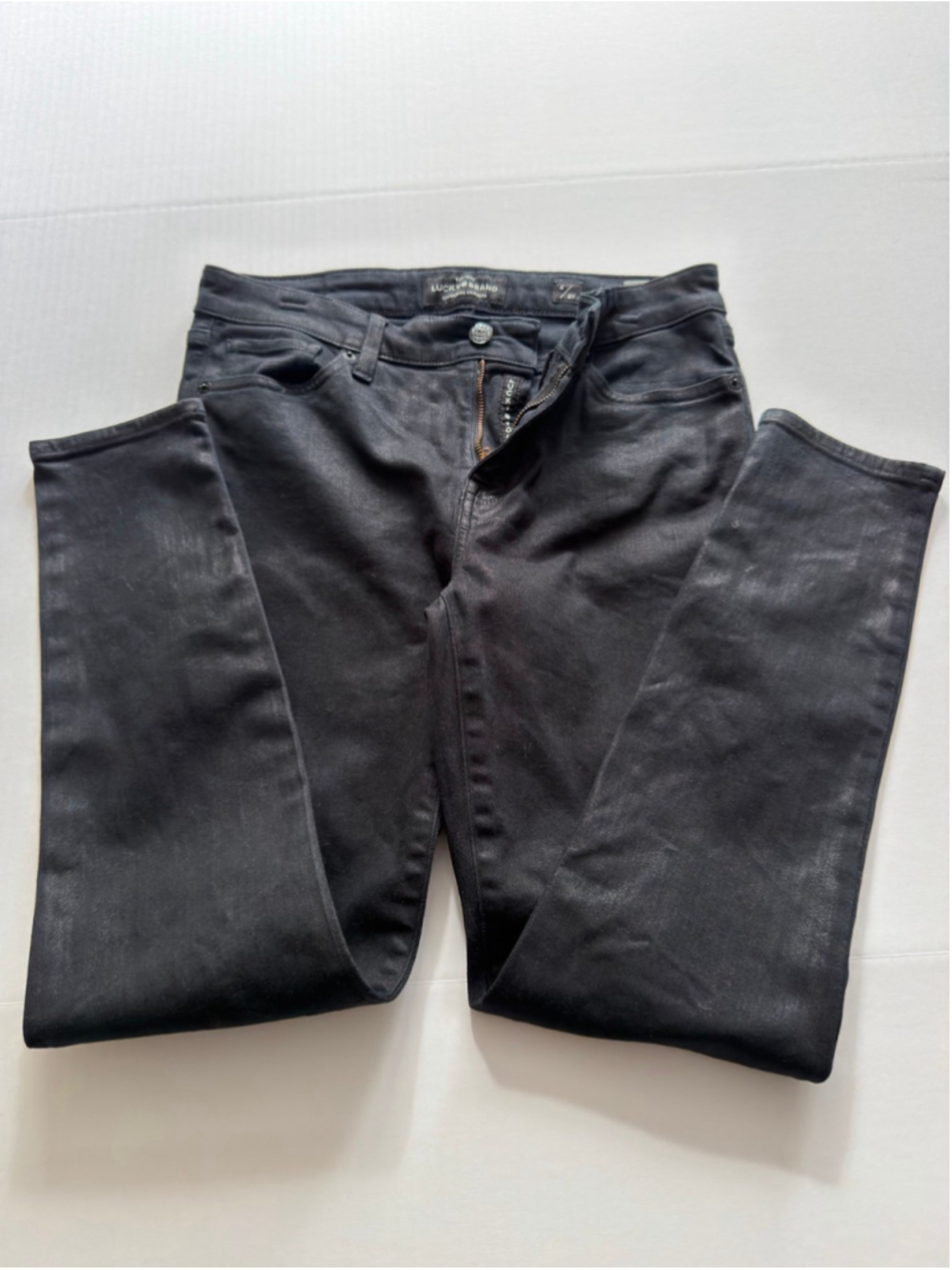 Lucky Brand black coated skinny jeans feature a sleek, waxed finish sz 4